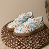 Baskets basses à lacets pour femmes avec imprimé floral délicat et bandes latérales festonnées irisées, chaussures décontractées à semelle en caoutchouc