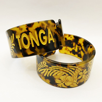 Bracelet Tonga en acrylique imitation écaille de tortue avec fleurs et mots gravés pour les Tongiens