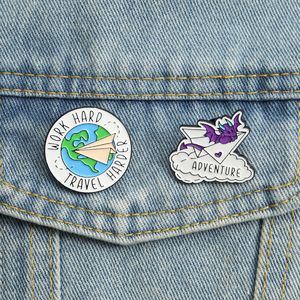 Épingles en émail « Travail dure, voyage dure » : avion en papier, thème aventure, broche de revers, vente en gros - Product Image 1