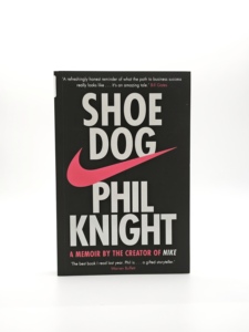 Impression de livres sur le thème des chiens et des chaussures - Product Image 1