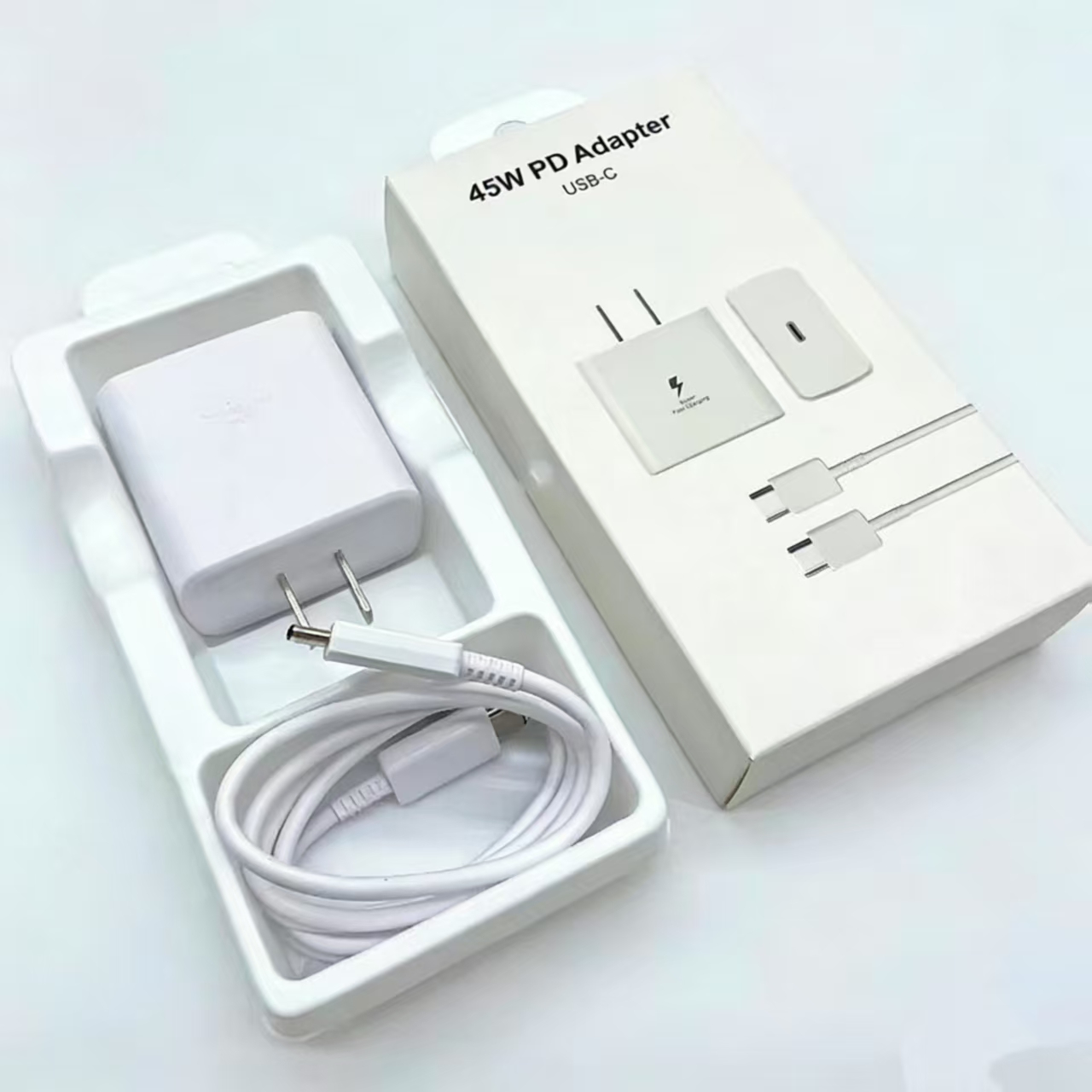 Enchufe estadounidense blanco + cable de datos