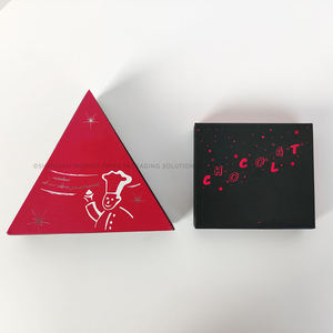 Boîte cadeau rigide en papier de forme triangulaire unique personnalisée avec couvercle imprimé sur mesure et diviseurs internes pour chocolats ou bonbons gastronomiques - Product Image 4