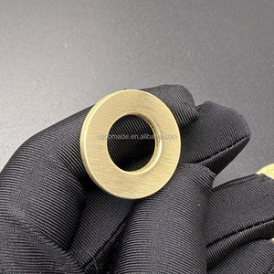 Étiquette circulaire en laiton massif, bord poli, épaisseur 3 mm, diamètre 28 mm, face intérieure fraisée, <span class=keywords><strong>ornement</strong></span> estampé en laiton - Product Image 6