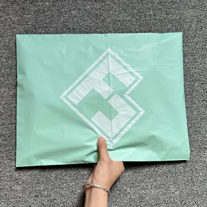 Sacs de Courrier Recyclés Noirs Personnalisés avec Logo Imprimé pour l'Expédition de Vêtements, Emballage d'Expédition, Poly Mailer, Sac Polymailer - Product Image 4