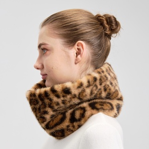 Sciarpa Corta Invernale da Donna in Ecopelliccia con Colletto in Pelliccia, Stampa Leopardata, Accessorio Moda Casual Ecologico - Product Image 3