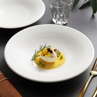Assiette creuse en céramique moderne à texture rayonnante, finition sable blanc, pour restaurant et hôtel