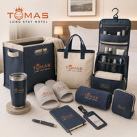 Kit de bienvenue personnalisé TOMAS pour hôtel avec peignoir, pantoufles, trousse de toilette et sac fourre-tout pour séjours VIP en resort