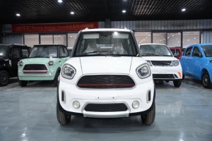 Auto Eléctrico de Nueva Energía Personalizable con 4 Ruedas y 4 Asientos, Interior Ligero, Sedán Eléctrico para Adultos y Personas Mayores - Product Image 2