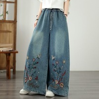 Nouvelles collections automne 2026 : Pantalon en jean ample et décontracté pour femme, taille élastique, broderie florale, bleu délavé, coupe large, chic et décontracté, grandes tailles, vente en gros.