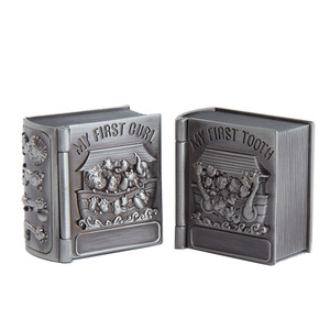 Estuches para primeros dientes de bebé Cajas de almacenamiento para primeros rizos Organizadores de recuerdos de metal Cofre del Tesoro plateado/Diseño de libros - Product Image 1