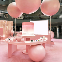 Kiosque de beauté pastel ludique,cabine de cosmétiques à thème avec des installations de boule rose géantes et l'image de marque