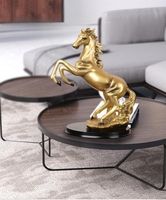 Statue de cheval debout en or en résine personnalisée, sculpture de fabrication exquise Figurine de cheval en résine pour décoration de table