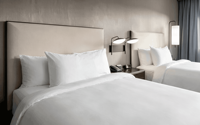 Meubles d'hôtel haut de gamme Courtyard by Marriott pour projets hôteliers : Chaise, Meuble de rangement, Bureau