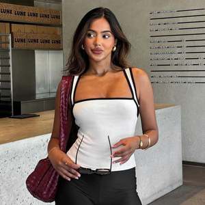 Dropshipping 2025 primavera y verano cuello cuadrado pulóver <span class=keywords><strong>ancho</strong></span> hombro Correa Chaleco Corto Top <span class=keywords><strong>camiseta</strong></span> - Product Image 1