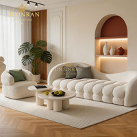 Sofá de 3 Plazas para Sala de Estar, Diseño Curvo con Respaldo Arqueado, Tapizado en Tela Bouclé Crema, Estructura de Madera y Relleno de Espuma