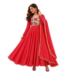 Nouvelle collection de créateurs pour Navratri : Ensemble robe de soirée longue, extensible et réversible, avec motif renard brodé, et ensemble pantalon et dupatta - Product Image 1