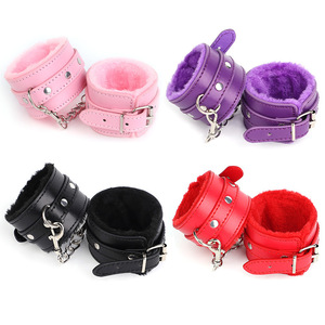 Ensemble de trois menottes avec doublure en fausse fourrure pour adultes, disponible en rose, violet, noir et rouge - Product Image 1