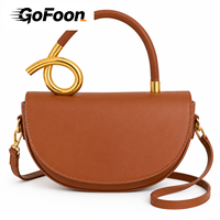 Sac demi-lune minimaliste marron beige avec poignée torsadée dorée, sacoche chic en cuir PU pour femme