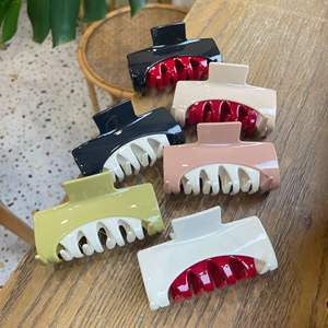 مشابك شعر بلاستيكية بلونين من Qianjin للبيع بالجملة، إكسسوارات شعر أنيقة ومتعددة الاستخدامات للنساء - Product Image 1