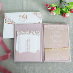 Porte-documents rigide en velours rose avec invitation de mariage en acrylique miroir or rose, cartes et enveloppe en feuille d'or rose - Product Image 3