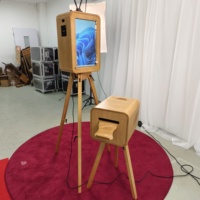 Photomaton vintage en chêne avec écran tactile pour événements et célébrations