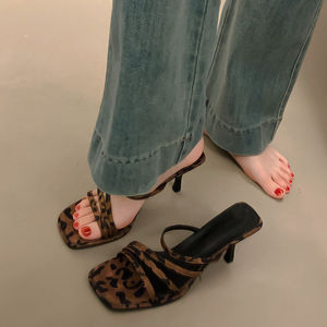 Mules compensées à <span class=keywords><strong>talon</strong></span> ultra haut pour femme Tracy, imprimé léopard, bout carré, à enfiler, dessus en cuir microfibre, doublure intérieure en PU souple, collection Printemps - Product Image 2
