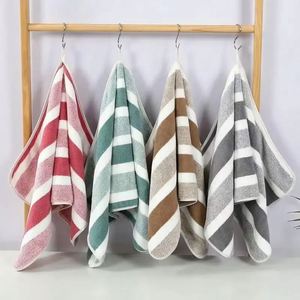 Ensemble de serviettes de bain douces à motif rayé, absorbantes et à séchage rapide - Product Image 2