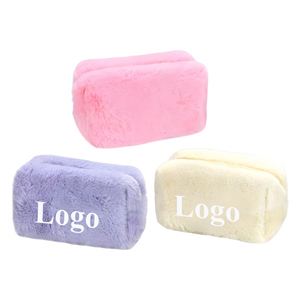 Sac de rangement de voyage moderne pour maquillage et articles de toilette, grande capacité, en tissu pelucheux matelassé, imprimé avec logo personnalisé et sérigraphié pour l'hiver - Product Image 1