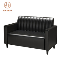 Ensemble de meubles modernes et durables pour café, restaurant, salon de thé : canapés en cuir véritable marron et tables et chaises carrées en marbre