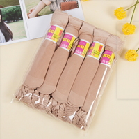 Vente en gros de chaussettes courtes en soie sexy en nylon bon marché pour femmes chaussettes d'été en soie cristal invisible de couleur unie anti-crochet