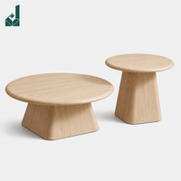 Ensemble de tables basses gigognes en bois clair style Mid-Century Modern, avec piétement sculptural, pour bureau ou réception