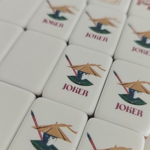 Mahjong Americano Rojo, Plegable y Portátil, con Fichas Acrílicas de 4 Capas y 160 Cartas Grabadas, Juego de Lujo e Idea de Regalo de Navidad - Product Image 2
