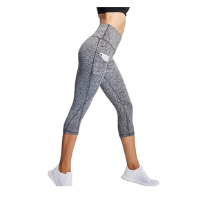 Leggings d'entraînement Capri personnalisés pour femmes | Pantalon de yoga extensible taille haute avec poches latérales et tissu évacuant l'humidité - Product Image 3