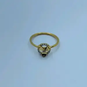 Elegante Anillo de Corazón Dorado con Detalles de Piedras Brillantes, Diseño Minimalista para Mujer, Joyería de Regalo Romántico - Product Image 1
