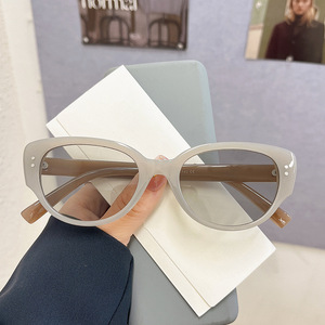 Gafas de Sol Retro Estilo Ojo de Gato Unisex, Montura Negra y Blanca con Tachuelas, Protección UV400, Material de PC, Tipo 3 - Product Image 4