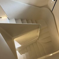 Escaliers en spirale sur mesure en acier, bois et fer forgé de style moderne |   Escalier intérieur durable et sûr pour villa avec conception de modèle 3D