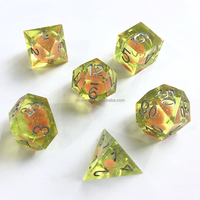 Ensemble de dés RPG faits à la main transparents Donjons et dragons du MDN TTRPG Résine à noyau liquide Dés en métal polyédriques à bord tranchant
