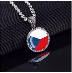 Collier en alliage avec drapeau <span class=keywords><strong>de</strong></span> <span class=keywords><strong>la</strong></span> <span class=keywords><strong>République</strong></span> tchèque entièrement serti <span class=keywords><strong>de</strong></span> diamants, accessoires <span class=keywords><strong>de</strong></span> mode, souvenirs, pour hommes et femmes, vente en gros - Product Image 1