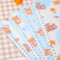 Carnet à spirale souple A5 147mm*212mm 80GSM 70 feuilles lignées Motif Gingham Bear Journey Couverture PP 4 designs 168 pièces/carton Vente en gros