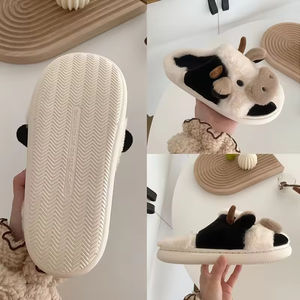 Chaussons d'intérieur tendance à motif vache moelleux, doublure TPR douce, antidérapants, brodés, design plat, pour l'hiver - Product Image 4