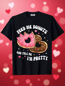 T-shirt per San Valentino in cotone nero 180g con design 'Feed Me Donuts', unisex, casual, a maniche corte, vestibilità comoda, idea regalo - Product Image 2