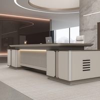 Bureau de direction haut de gamme au design minimaliste incurvé, poste de travail présidentiel avec bibliothèque rétroéclairée