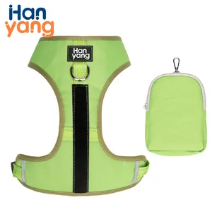 Hanyang OEM Logo personnalisé imprimé laisse nœud papillon et sac à caca chien harnais portable gilet ensemble avec sac de livre de marche pour chien