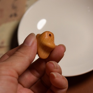 Ciondolo a Forma di Luna con Foro, Charm in Legno Fatto a Mano, Incisione Unica <span class=keywords><strong>su</strong></span> Legno a Forma di Stella e Luna, Regalo per i Propri Cari - Product Image 3