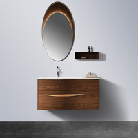 Meuble-lavabo double vasque cannelé blanc sur pied avec comptoir gris foncé aux coins arrondis, vasques à poser bleues et robinets dorés