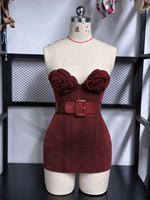 Gaun Mini Beludru Burgundy LM R35 Tanpa Tali dengan Dekorasi Bunga Mawar 3D di Bagian Dada, Sabuk Lebar, Model Bodycon, Gaun Pesta Pendek untuk Wanita