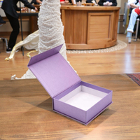Boîte cadeau avec logo personnalisé, boîte à parfum en matériaux recyclés rigides écologiques pliables magnétiques de couleur violet pur