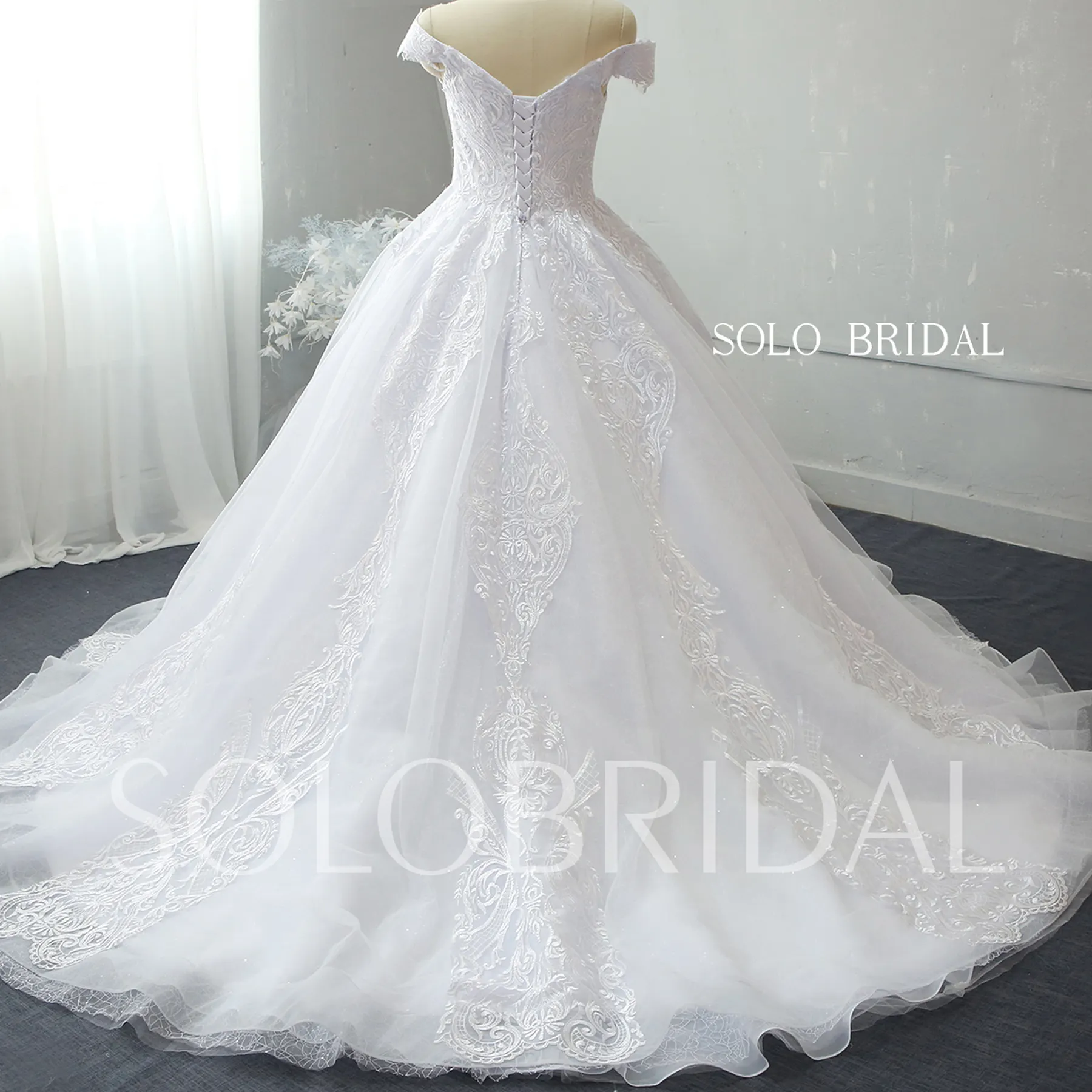 Back closure Lace up White ball gown shiny organza wedding dress