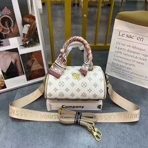 Sacs à <span class=keywords><strong>main</strong></span> en cuir PU personnalisés au design unique, sacs à <span class=keywords><strong>main</strong></span> à bandoulière tendance et bon marché, sacs à <span class=keywords><strong>main</strong></span> de <span class=keywords><strong>classe</strong></span> pour femmes - Product Image 2