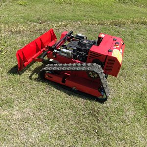 Tondeuse à gazon KC-600, moteur puissant, coupe efficacement l'herbe avec performance. Conception de piste pour terrains inégaux - Product Image 5